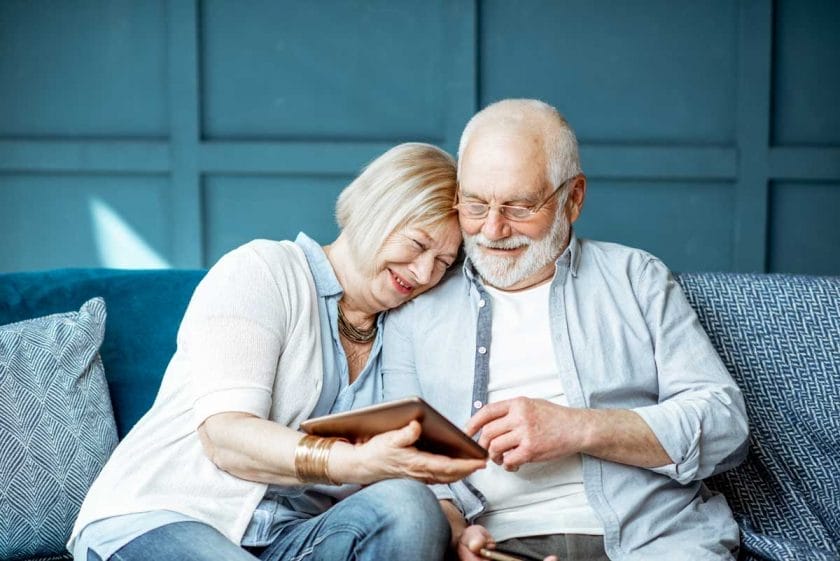 couple senior avec tablette