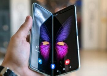person holding black phone - Samsung Galaxy Fold - folded #2., tags: étend aux smartphones - unsplash
