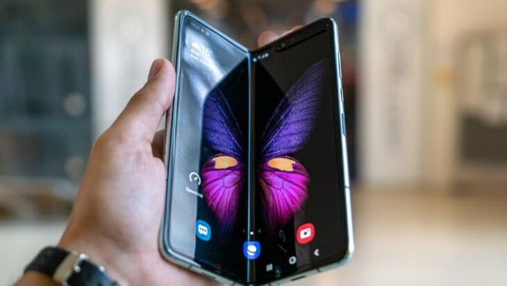 person holding black phone - Samsung Galaxy Fold - folded #2., tags: étend aux smartphones - unsplash