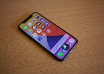 purple and white iphone case - Siri view on iOS 14, tags: mémos vocaux - unsplash