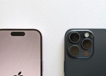 iPhone 15 Pro with 6.1-inch display, tags: 16 des fuites - CC BY-SA