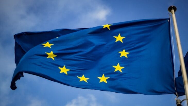 blue and yellow star flag - Flag of the European Union in front of the EU-Parliament in Brussels, Belgium, tags: sur les systèmes - unsplash